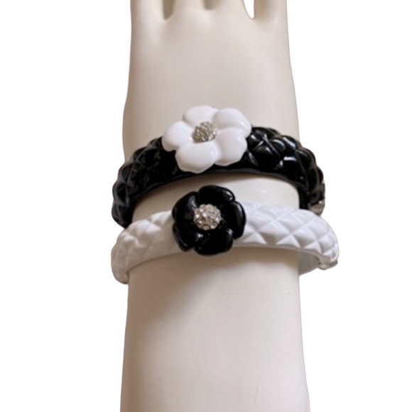 BLACK ENAMEL BANGLE BRACELET W/ A WHITE ENAMEL FLOWER & CZS - Picture 14 of 16